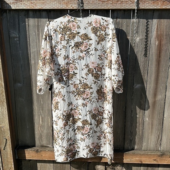 CHARLOTTE Russe Floral Kimono- Women’s Size Medium - Picture 3 of 7